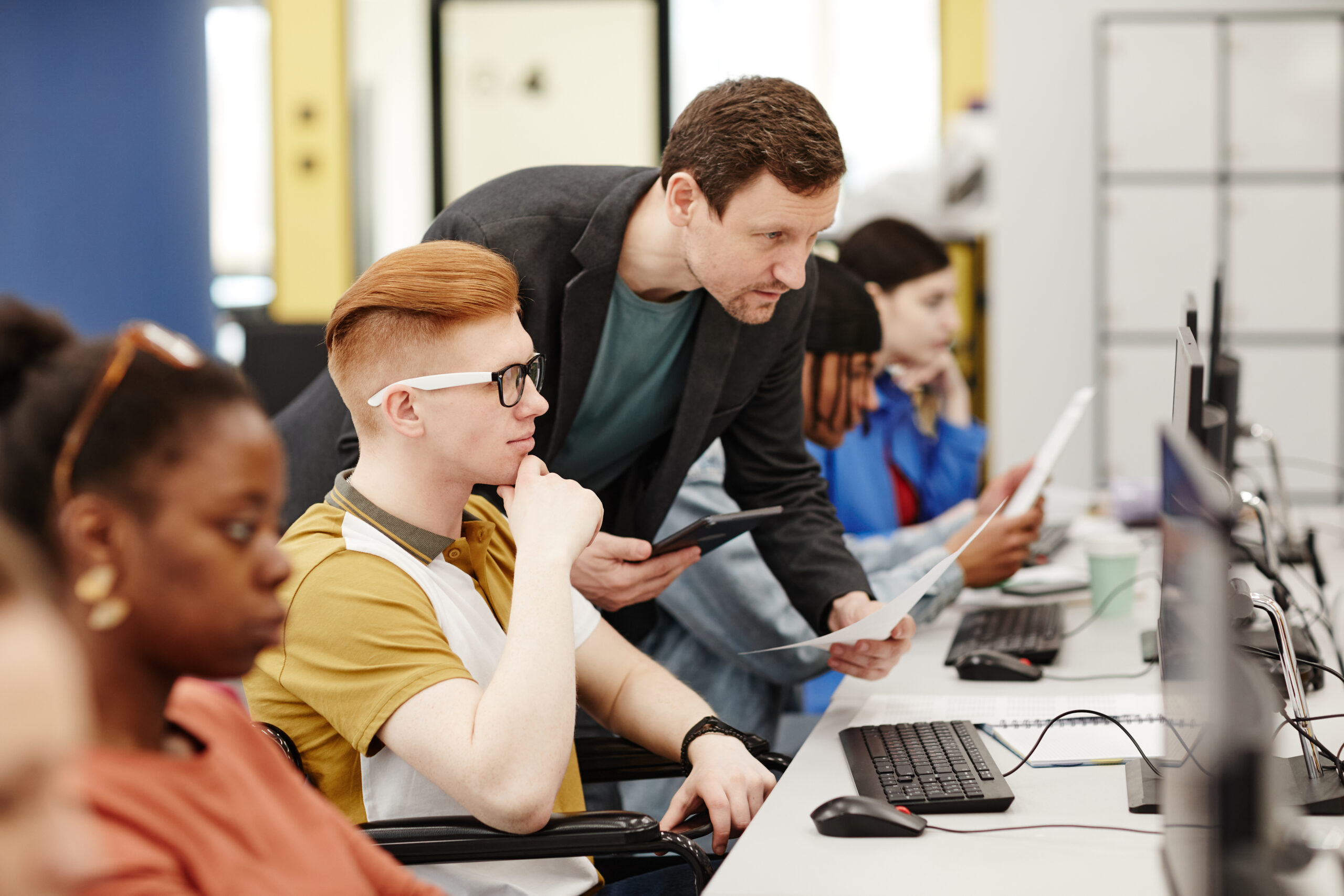 Professeurs aidant des étudiants